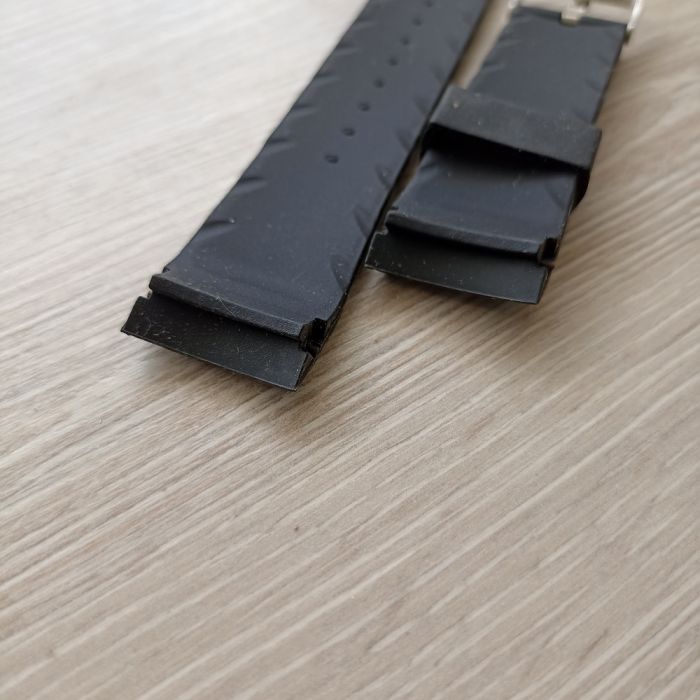 Силіконовий ремешок з полукругом для годинника 24мм чорний протектор