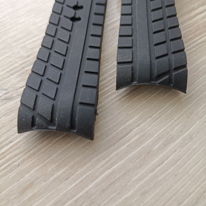 Силіконовий ремешок з полукругом для годинника 24мм чорний протектор