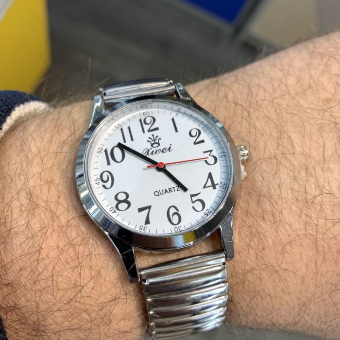 Годинник з цифрами біла