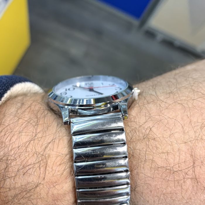 Годинник з цифрами біла