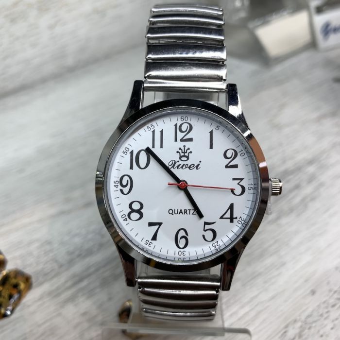 Годинник з цифрами біла