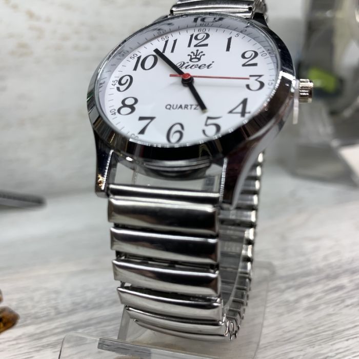 Годинник з цифрами біла