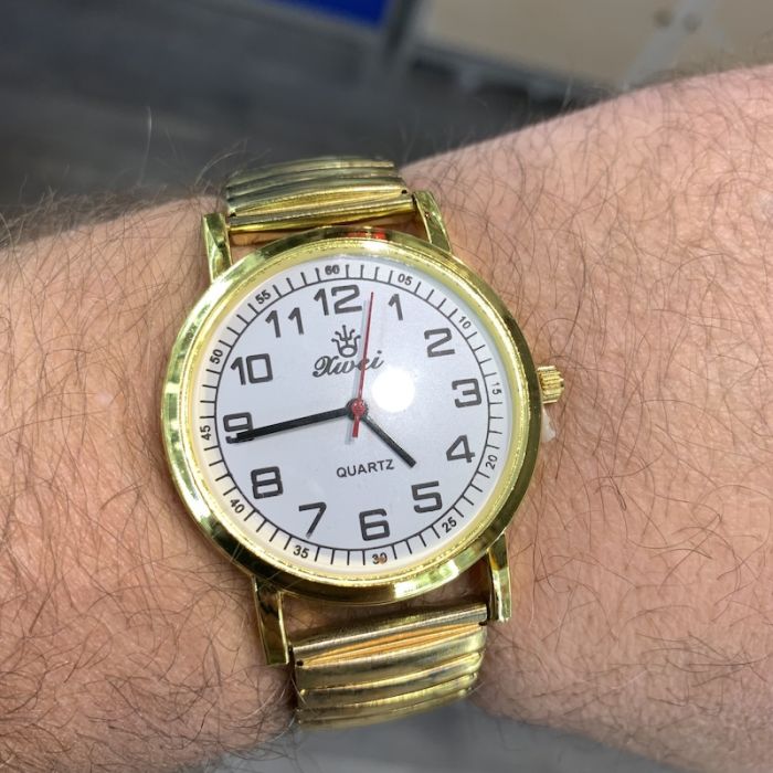 Годинник з браслетом цифрами золотий