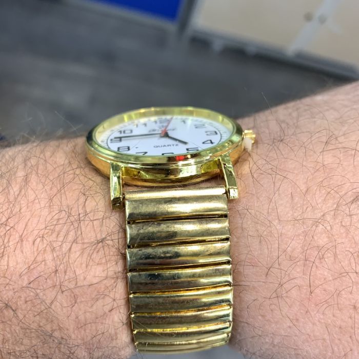 Годинник з браслетом цифрами золотий