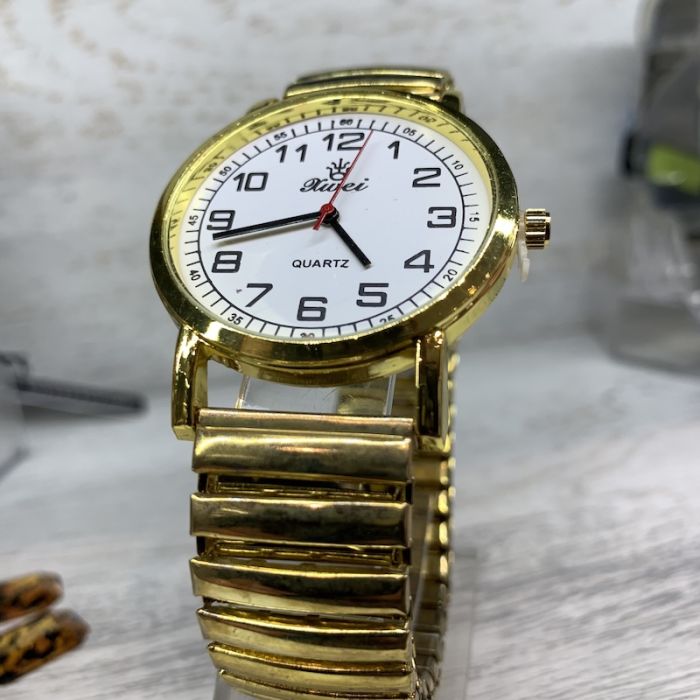 Годинник з браслетом цифрами золотий