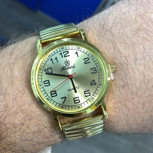 Годинник з цифрами золотий