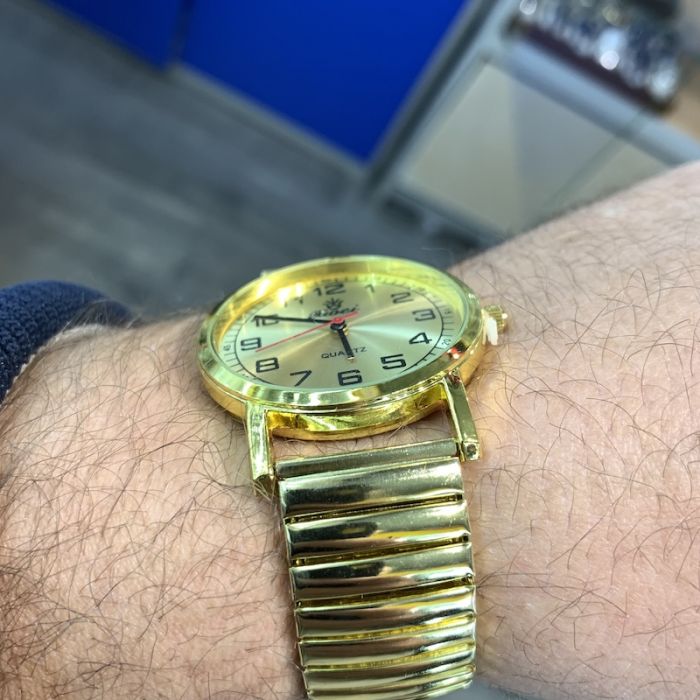 Годинник з цифрами золотий