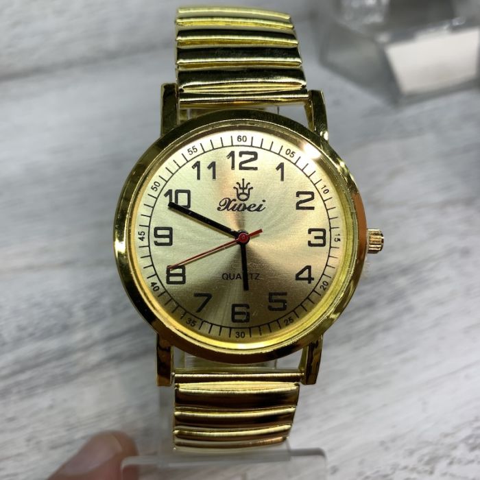 Годинник з цифрами золотий