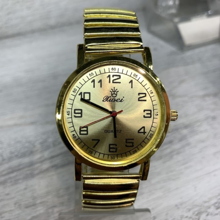 Годинник з цифрами золотий