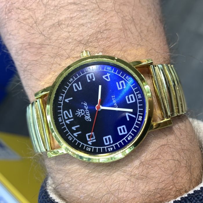 Годинник з цифрами золотий з синім