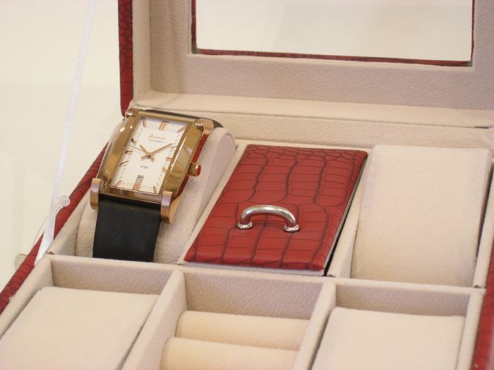 Шкатулка для годинника червона