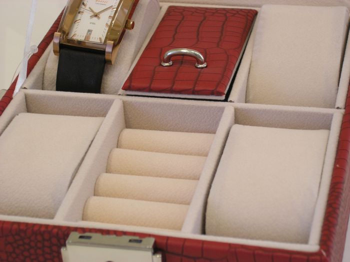 Шкатулка для годинника червона